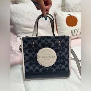 Authentic Coach Dempsey Tote 22 in signature Jacquard with Coach patch